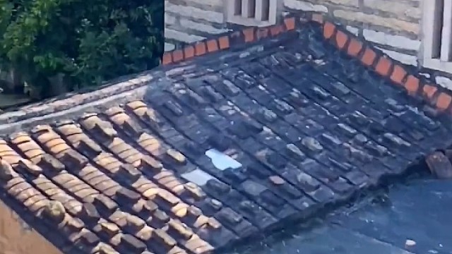 男子看到爷爷家烟囱冒烟，一路小跑去厨房找吃的