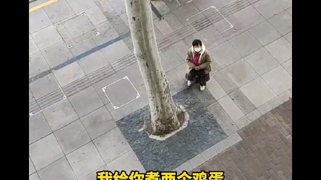 大姐困在路边电话亭数日，楼上女子热心投递食物和口罩