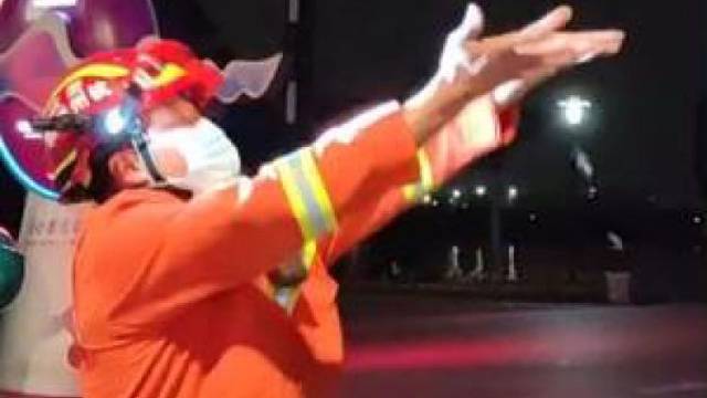 相思鸟飞进电玩城消防员自制捕鸟器解救