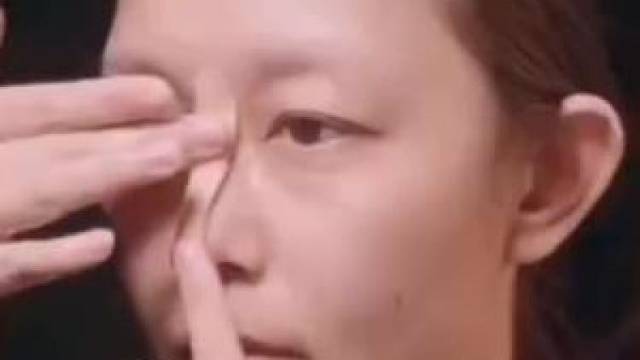 女子利用神奇的化妆术，易容成各个名人