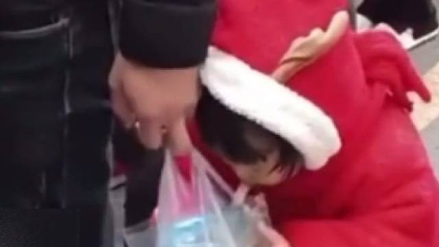 妈妈带女儿排队做核酸，一眨眼女儿却...