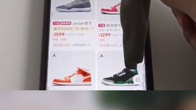 男子为网购适合的鞋子，把自己的照片剪下来“试穿”，网友：奇特又实用的点子