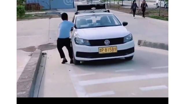 一脚穿墙过，师祖心中留。师傅领进门，闯祸靠个人