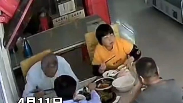 风扇意外掉落砸到顾客，老板提出免单，顾客坚持买单