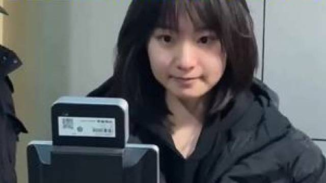 女生素颜出门刷脸门禁验证失败，当看到化妆对比后，网友恍然大悟