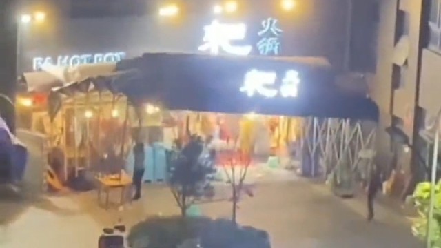 风力高达8-9级，人被吹飞，树被吹倒