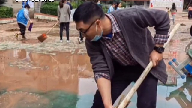 一小学因暴雨被淹校园遍地淤泥，全体老师奋战清理