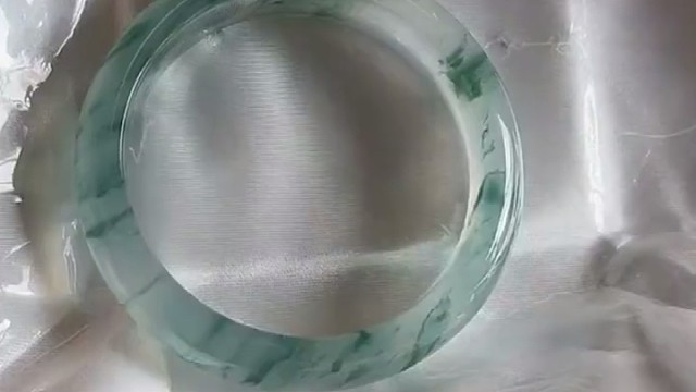 藏在翡翠里的山水画～如一幅画的意境，清新动人，这飘花镯子谁不爱呢！#翡翠#手镯#翡翠手镯定制