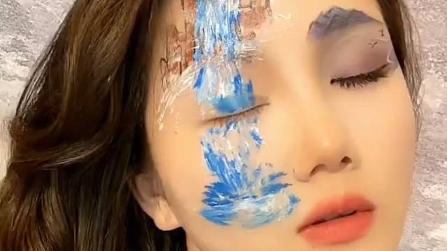 女子花500化了眼妆，老公不服输给女子化妆，网友：没想到有点好看