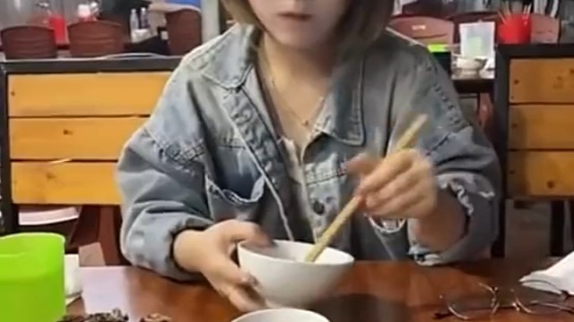 晒黑的，还是口罩带的