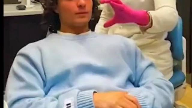 大家一起嘲笑他。