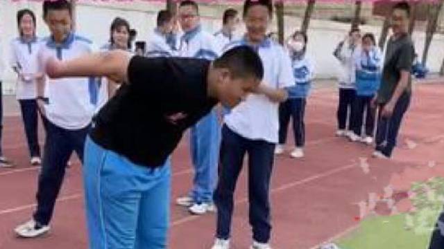 男生立定跳远时惊现金蝉脱“脚”，老师问：这成绩是读脚还是读鞋？