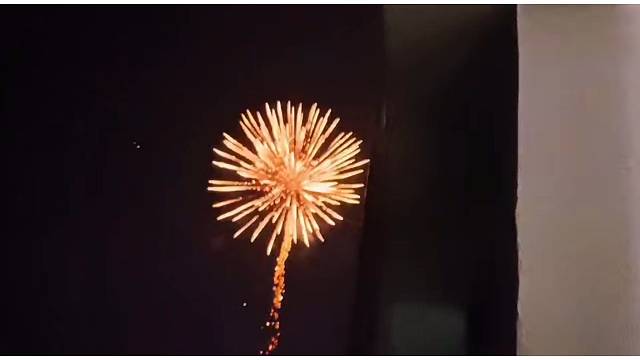 ‘倘若我也为你放了一场烟花呢’