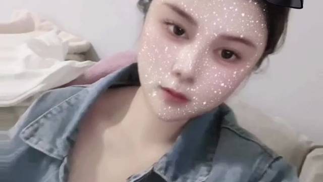 逐渐变得没有情緒 对一切无感 越活越冷清 且沉默寡言