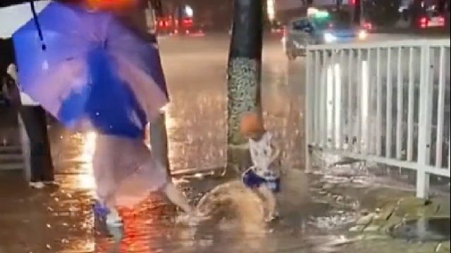 估计不是妈妈，肯定是小姨子