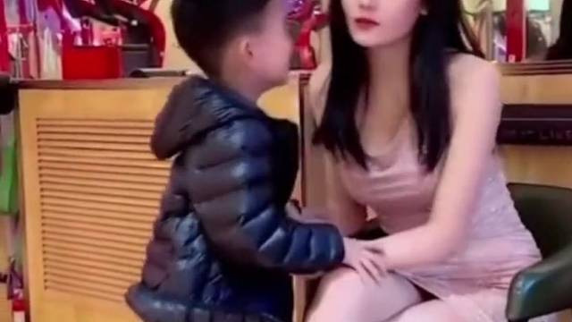 可爱的娃娃，亲亲姐姐