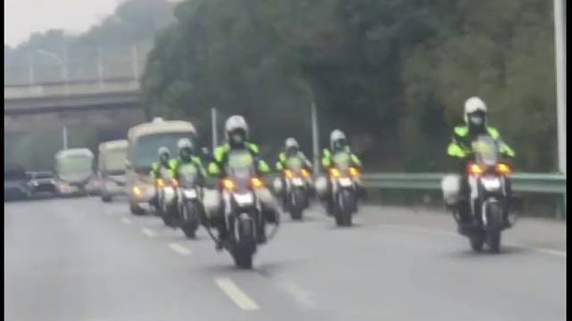 英雄杨敏回家了！交警铁骑一路护送！最高礼遇给最可爱的英雄