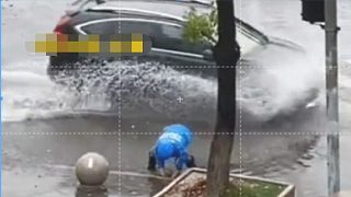 外卖小哥清理下水道树叶垃圾时，被路过汽车溅水的目击者发声