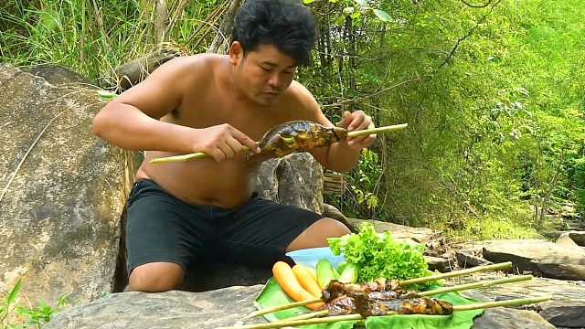 抓了三条鲶鱼，在河里烧火烤熟，配酸辣酱吃真过瘾