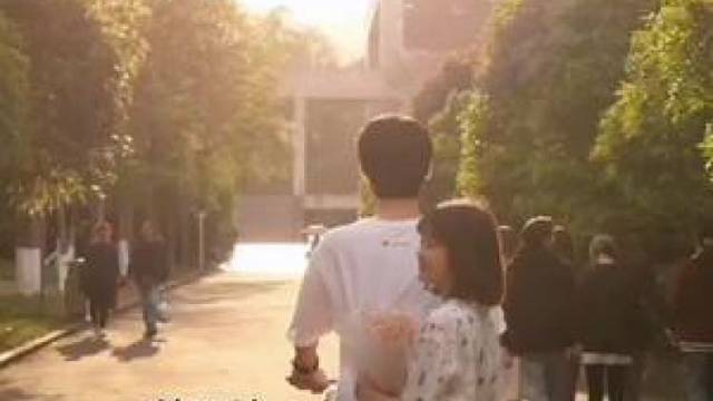 情侣下课在校园里骑自行车，网友：这就是幻想中的大学情