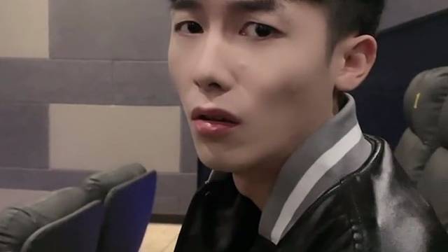 本来想测试下看电影不跟男友一起坐他是什么反应，没想到把自己给栽了…