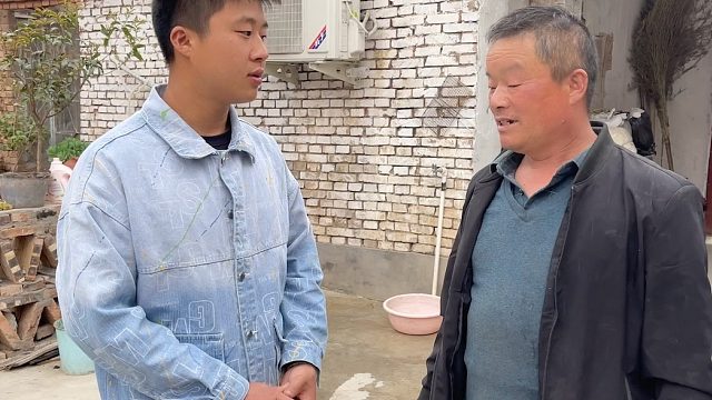 老妈因买车回娘家，老爸也倔着脾气不去接，小伙急的找未来岳父帮忙