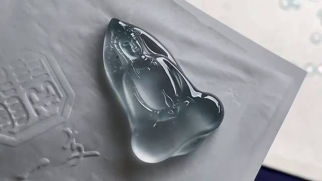 玻璃种飘蓝花观音
玻璃种飘蓝花的料子，整件厚装起光，纯净如水