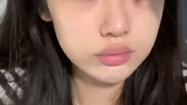 虽然是交友的语音厅，但是直播前还是想画个美美的妆，沉浸式校园美式妆容。[愉快]