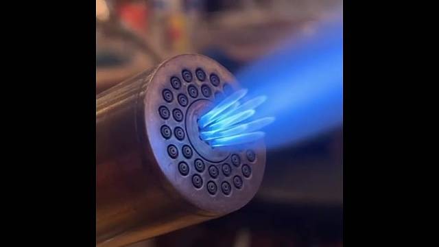 兄弟们你们觉得这个吹玻璃技术牛逼不