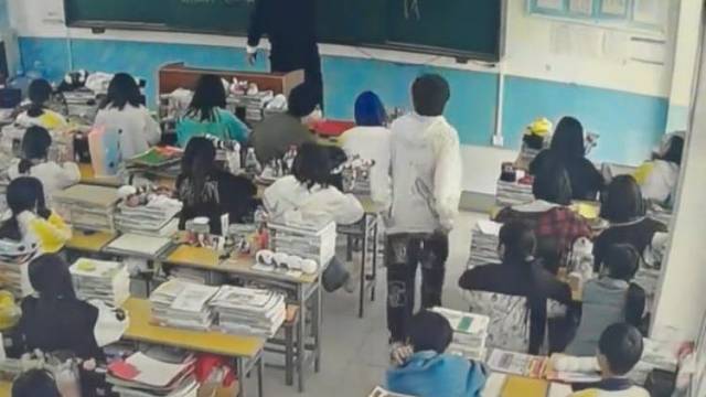 男生跑到老师面前请假上厕所，结果吓老师一跳，老师：以后请假座位上打报告就可以