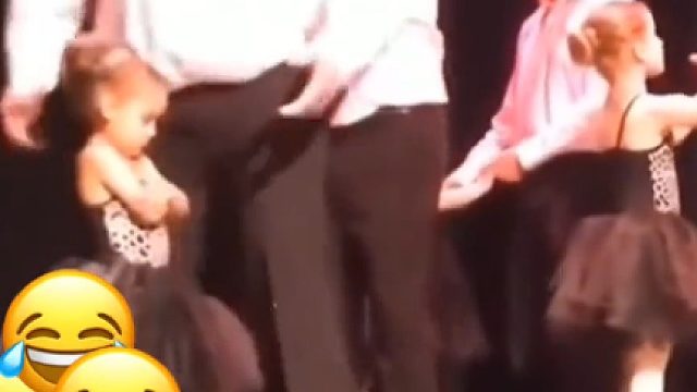 宝宝很生气，粑粑很尴尬