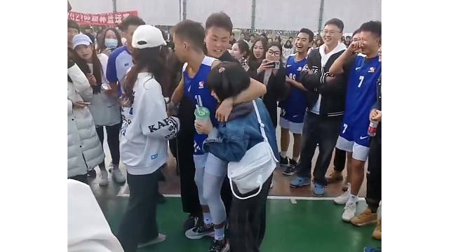 “如果”我们没辍学是不是也会有这么一段难忘的校园爱情经历。