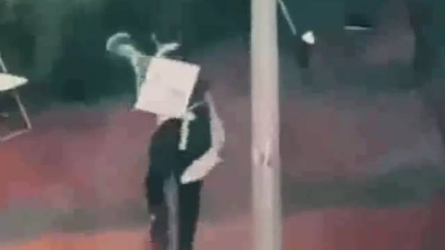 新加坡一男子持刀行凶。众人用椅子、垃圾桶等物品与其周旋。