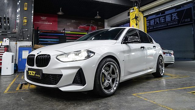 宝马1系120i刹车改装方案鉴赏，前轮装TEI P40super竞技版刹车套件