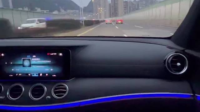 她就像Siri，有问必答，却从不主动发起谈话