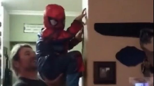 好爸爸 爸爸陪儿子演绎纯手工特技