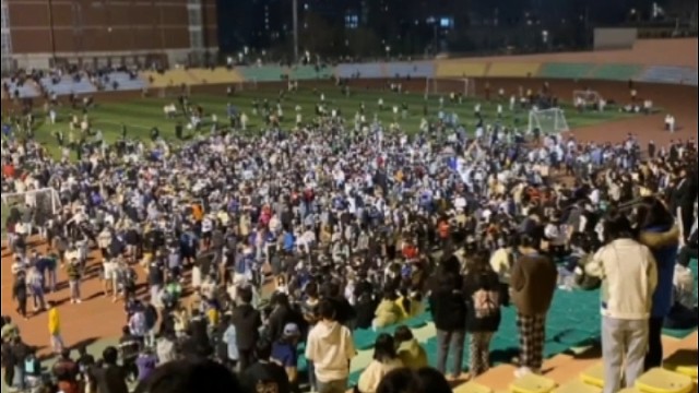 某学校大学生为了看同学表白，上千人围观，我很担心当代大学生心理健康状态！