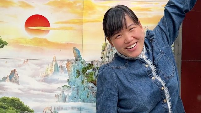 公公兄弟三人加高院墙，婆媳俩准备十多个菜招待，兄弟齐心真热闹