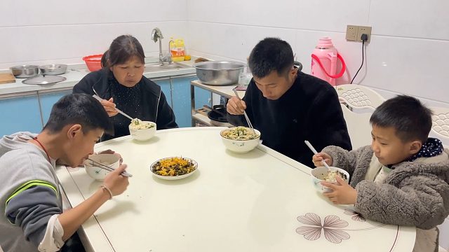 农村小伙干活回家有多饿，老妈做一锅捞面条，盛一大碗说还不够吃