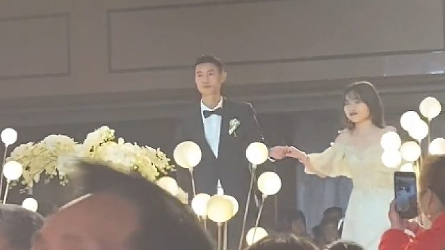 当你男朋友当伴郎，而你在下面看他的时候