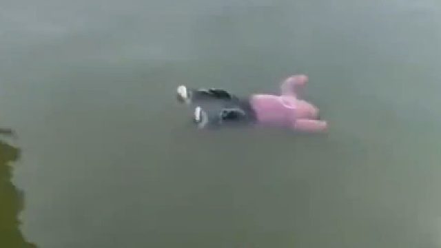 当时温度6℃，但男子没有丝毫犹豫