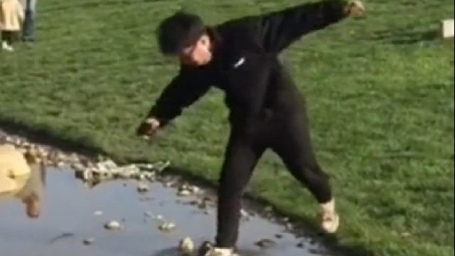 男孩飞奔跨过女孩，下一秒悲剧了