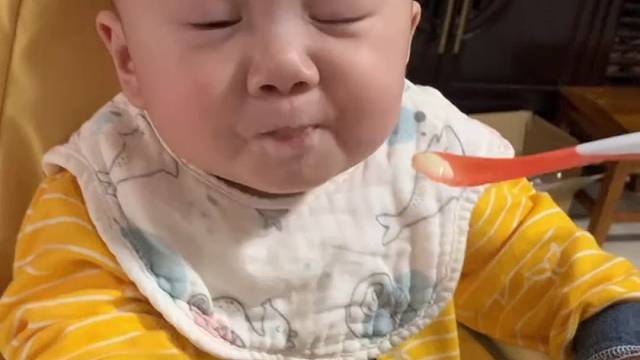 6个月第一口米糊