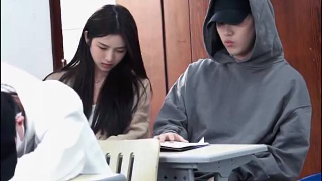 我同桌直接都是抢我书。