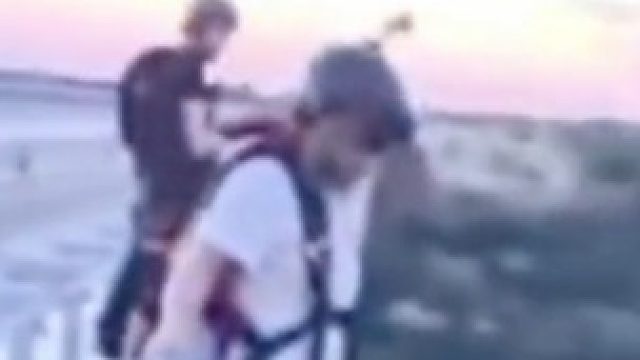 惊险！男子即将跳伞时被发现没系安全带，立即停下捡回一命