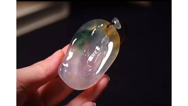 冰透三彩冰种，黄绿白三色交相辉映，古韵