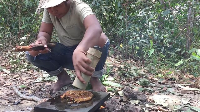 树上的蜂巢蜜真甜，取下来配酸辣酱烤，吃起来真过瘾