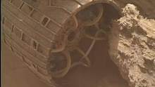 近日好奇号的一个车轮被火星岩石卡住了，需要来回移动才能脱困，不过问题不大，好奇号应该会完成自救。