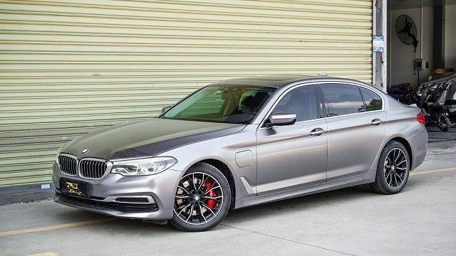 案例，宝马5系前轮刹车改装，原厂四活塞升级TEI大六活塞卡钳套件