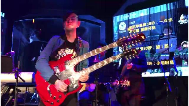吉他手就用自己的方式讲着自己故事